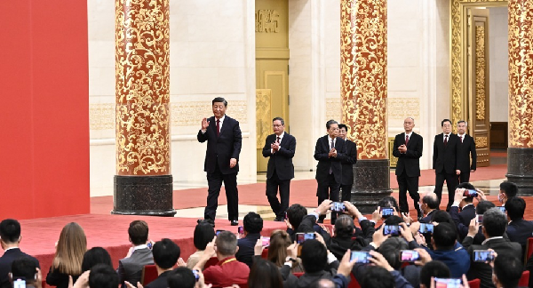 光荣和梦想的远征——习近平等二十届中共中央政治局常委同中外记者见面会侧记