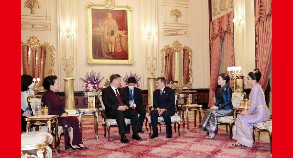 习近平和彭丽媛会见泰国国王哇集拉隆功和王后素提达