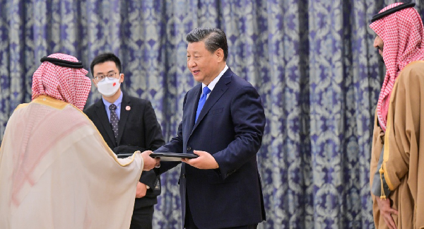 习近平接受苏欧德国王大学授予名誉博士学位